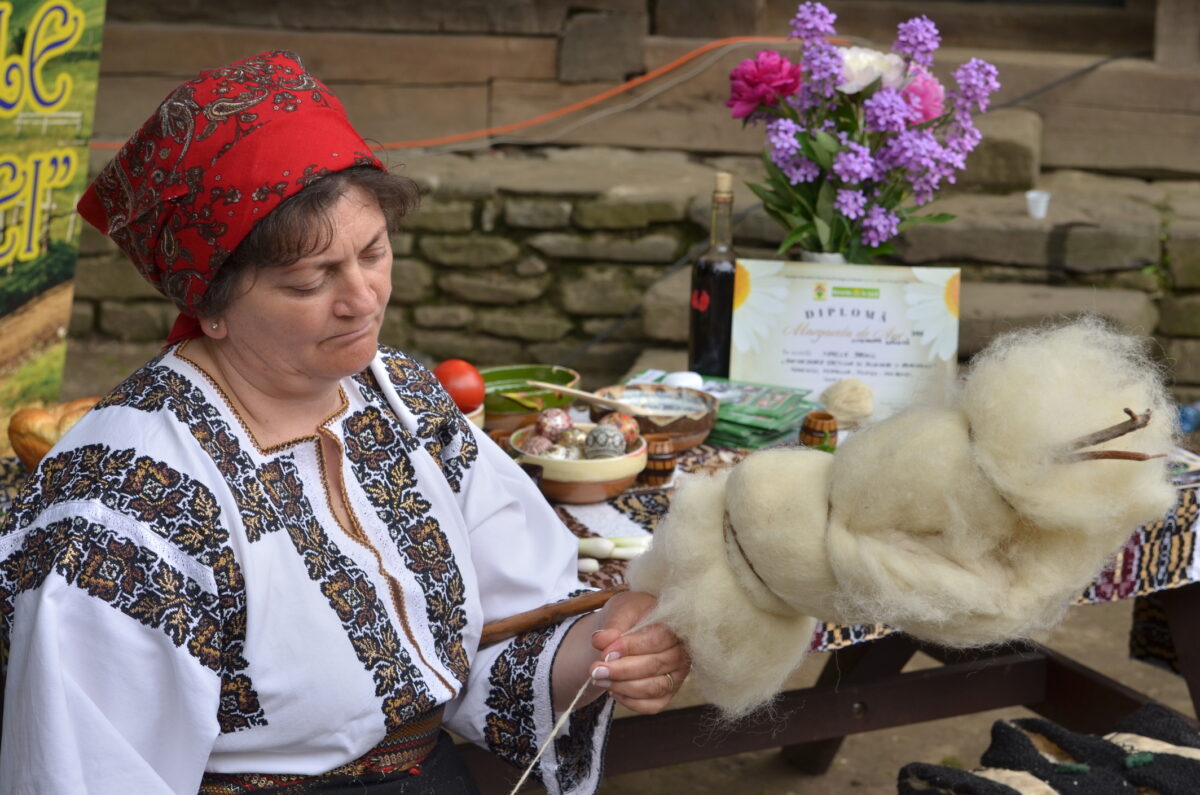 Meșteri populari, expoziții și muzică tradițională la București. Acces liber