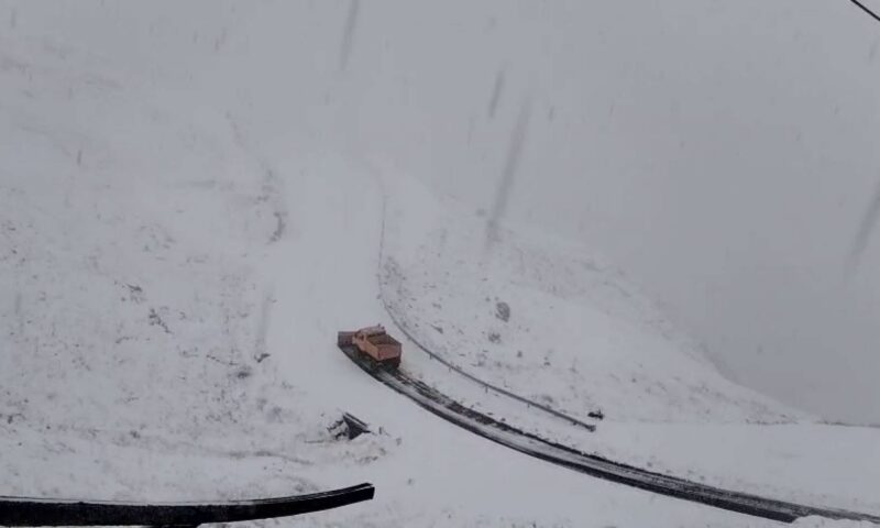 Transfăgărășanul, închis de marți seara între Piscul Negru și Bâlea Cascadă din cauza ninsorii, a ceții și a temperaturilor scăzute