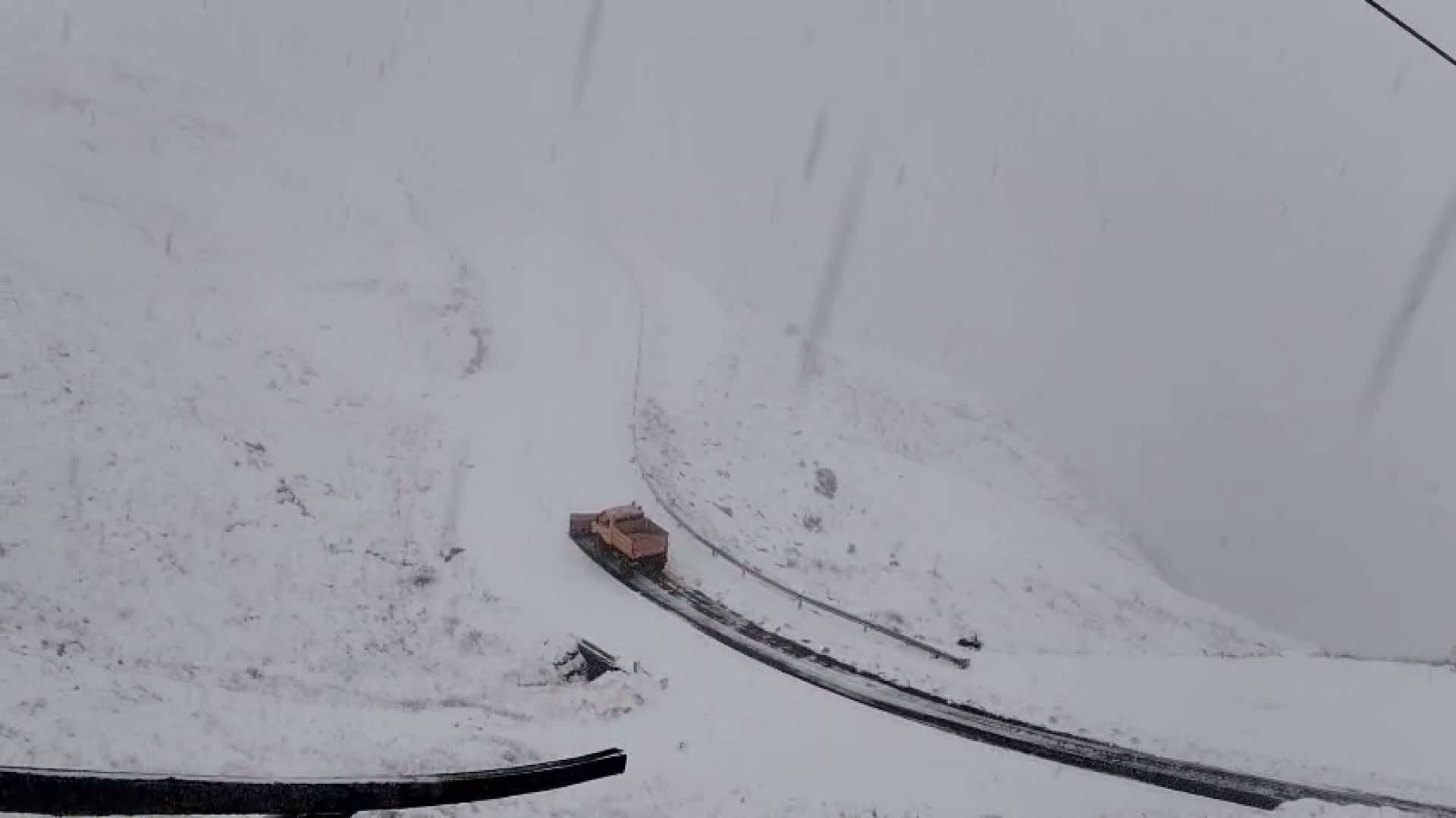 Transfăgărășanul, închis de marți seara între Piscul Negru și Bâlea Cascadă din cauza ninsorii, a ceții și a temperaturilor scăzute
