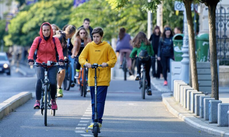 Cască obligatorie pentru trotinete și biciclete electrice, indiferent de vârstă. Proiect de lege