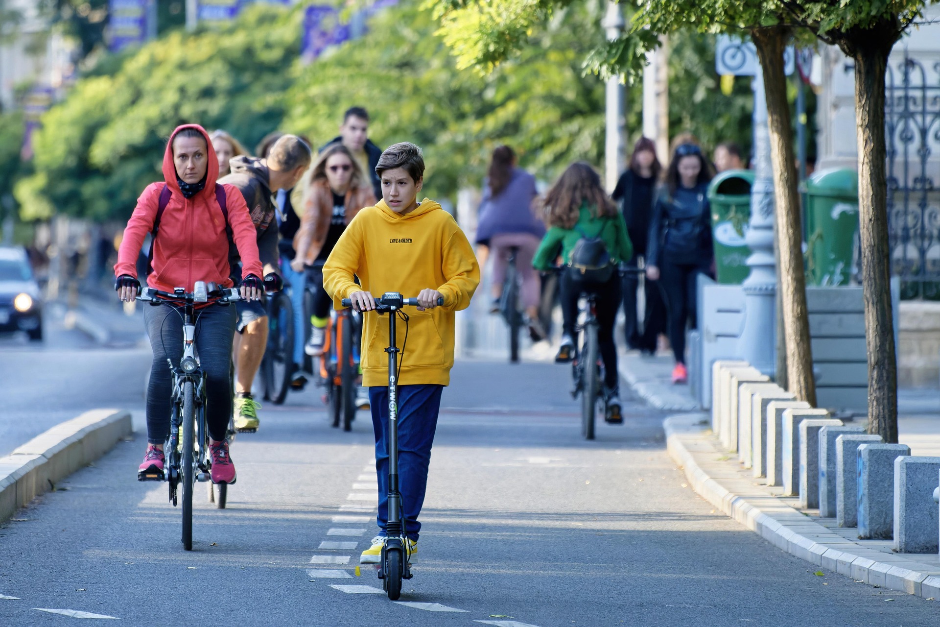 Cască obligatorie pentru trotinete și biciclete electrice, indiferent de vârstă. Proiect de lege