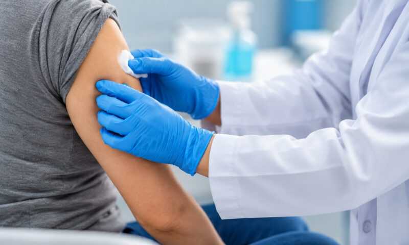 Vaccinurile personalizate împotriva cancerului, un pas important în oncologie. Ce arată studiul care a implicat peste 1.000 de pacienți